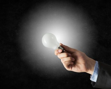 Ampul elinde parlayan