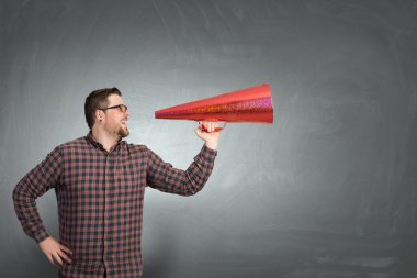 Adam olun duyuru içinde trompet