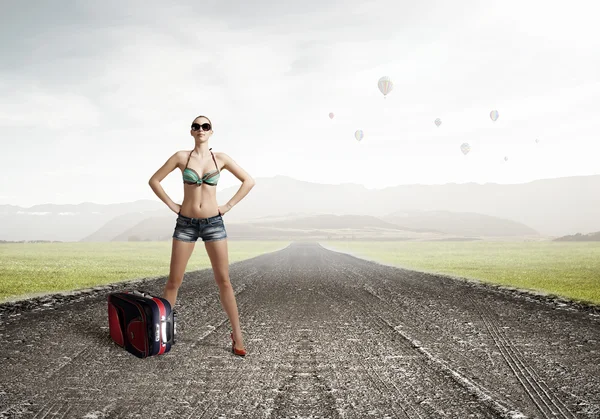 Hitch caminhante mulher na estrada — Fotografia de Stock