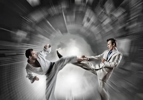 Karate człowiek w białym kimino — Zdjęcie stockowe
