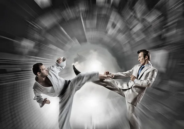 Karate uomo in kimino bianco — Foto Stock