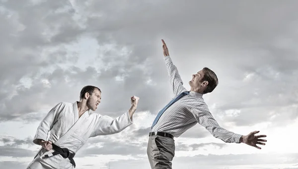 Karate mens in witte kimino — Stockfoto