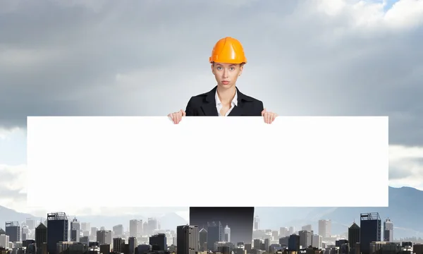 Mulher construtor com banner — Fotografia de Stock