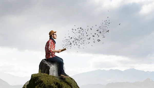 Hipster man met boek in handen — Stockfoto