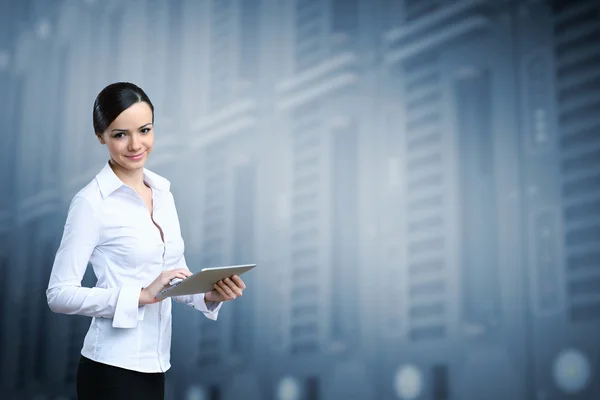 Elegante vrouw met behulp van tablet pc — Stockfoto