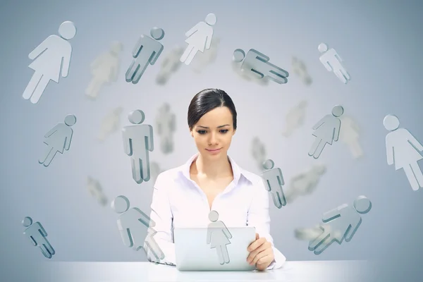 Elegante donna uso tablet — Foto Stock