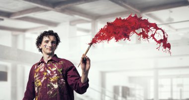 Adam sanatçı fırça ile boyama