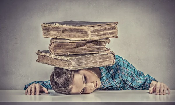 Ze bereidt zich voor examens — Stockfoto