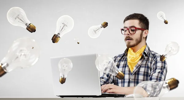 Hipster guy användning laptop — Stockfoto