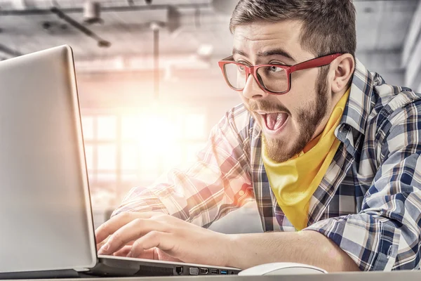 Hipster-Typ benutzt Laptop — Stockfoto