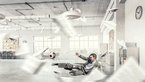 Jugar al fútbol en la oficina —  Fotos de Stock