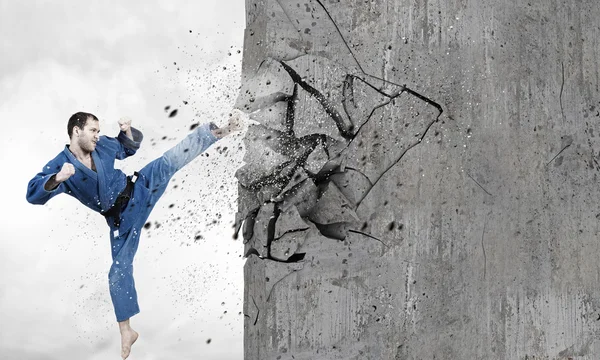 Hombre en kimono rompiendo pared — Foto de Stock