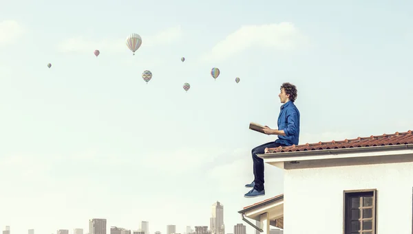 Jeune homme avec livre — Photo