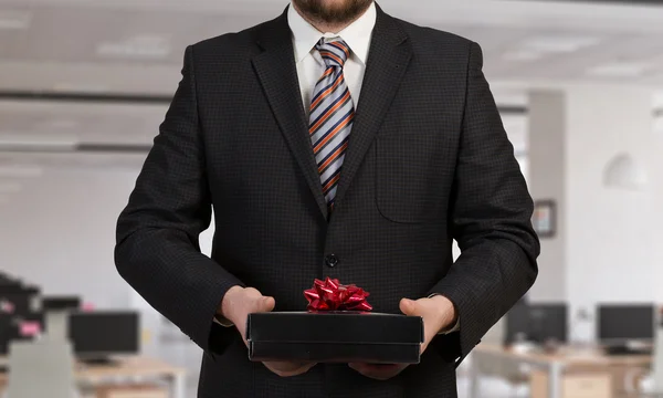 Бізнесмен тримає подарункову коробку — стокове фото