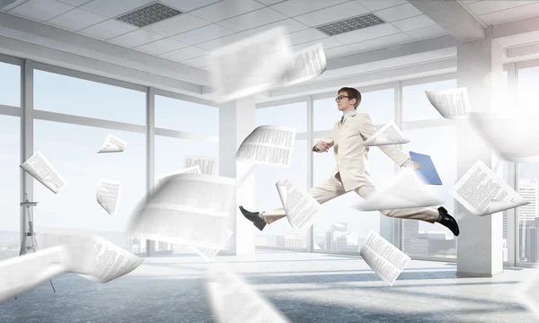 Dansande affärsman i office — Stockfoto