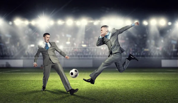 İki iş adamları top için mücadele — Stok fotoğraf