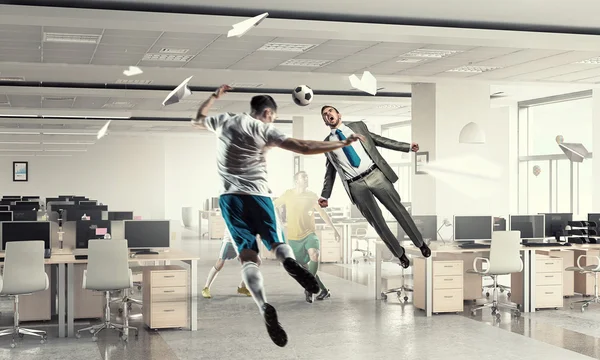 Jugar pelota en la oficina — Foto de Stock