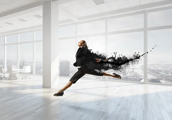 Dansen zakenvrouw in office — Stockfoto