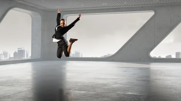 オフィスで実業家を踊る — ストック写真