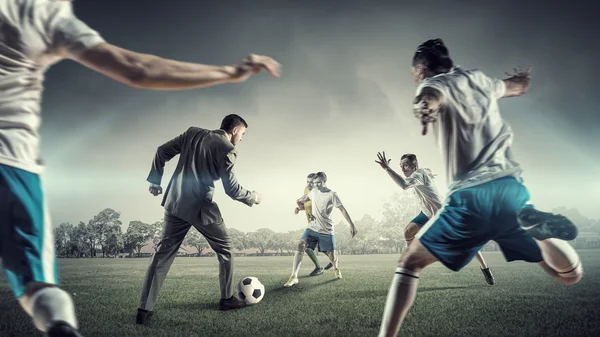 Geschäftsmann spielt Ball — Stockfoto