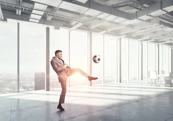 Jouer au football au bureau — Photo