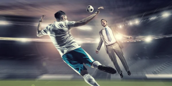 Affärsman och spelare kämpar för bollen — Stockfoto