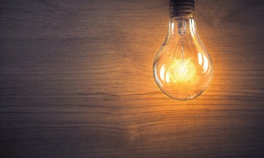 Ampul ahşap yüzey üzerinde