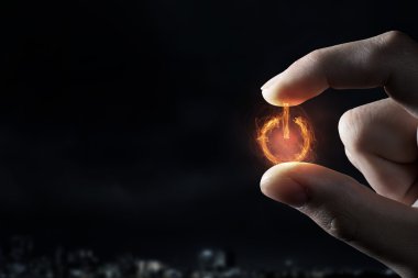 Güç sembolü parmaklar arasında