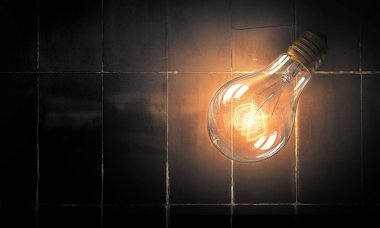 Ampul tuğla yüzeyinde