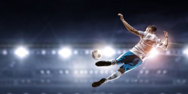 Futbol oyuncu isabet topu