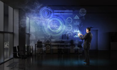 İşadamı ile tablet aygıtı elinde