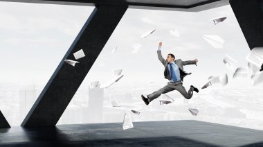 İşadamı ofiste dans