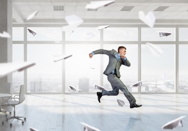 İşadamı ofiste dans