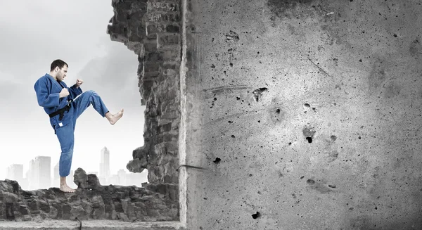 Ο άνθρωπος σε κιμονό σπάζοντας τοίχο — Φωτογραφία Αρχείου