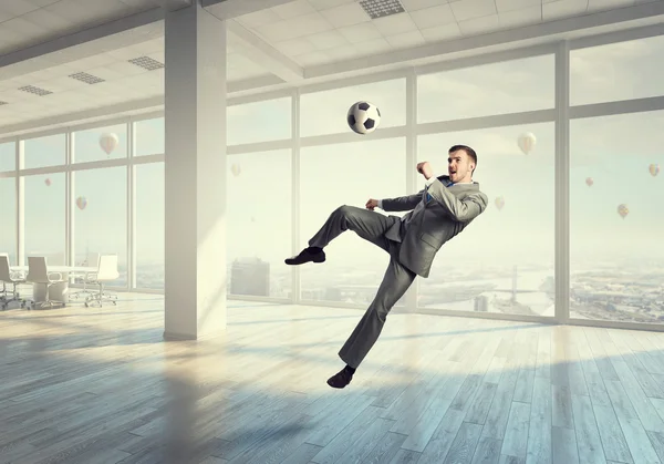 Jugar al fútbol en la oficina — Foto de Stock