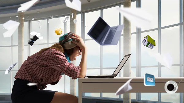 She is surfing the Internet — Stock Photo, Image