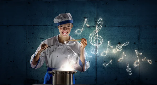 Ela é mágico como cozinheiro — Fotografia de Stock