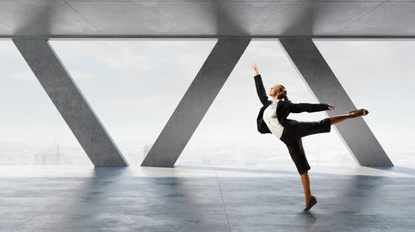 Dansande affärskvinna i office — Stockfoto