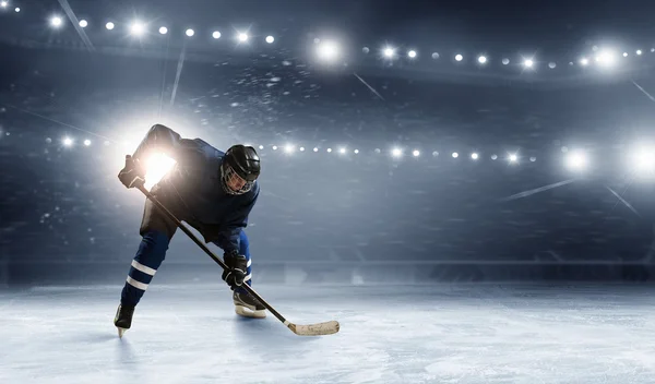 Joueur de hockey sur glace à la patinoire — Photo