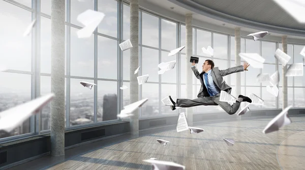 Dansande affärsman i office — Stockfoto