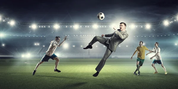 Biznesmen i gracze walczą o piłkę — Zdjęcie stockowe