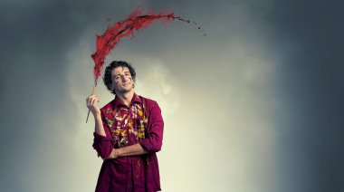 Adam sanatçı fırça ile boyama