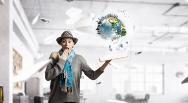 Öğrenci kız elinde kitapla