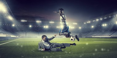 Bir işadamı ve oyuncu top için mücadele