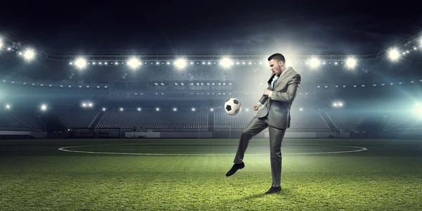 Biznesmen kopiąc piłkę — Zdjęcie stockowe