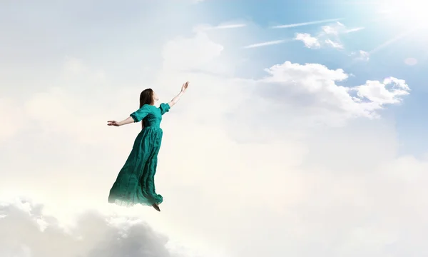 Mulher no céu nublado — Fotografia de Stock