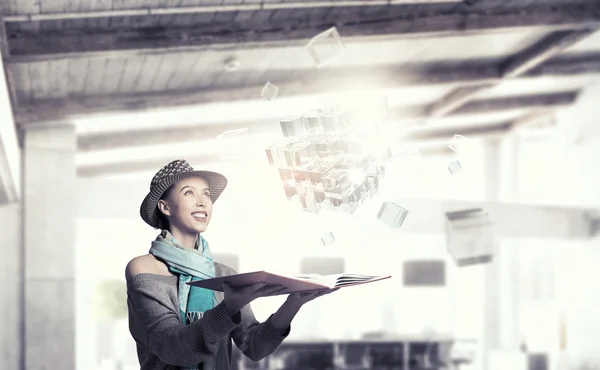 Studente ragazza con libro in mano — Foto Stock