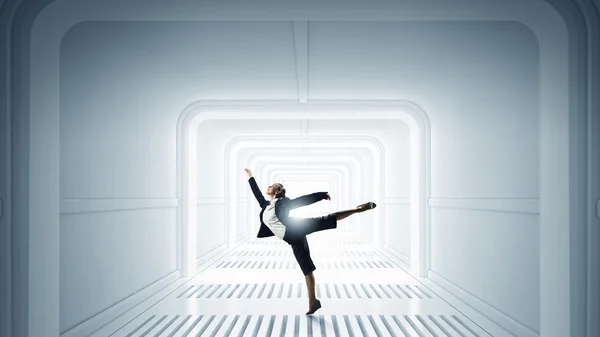 Dansande affärskvinna i office — Stockfoto