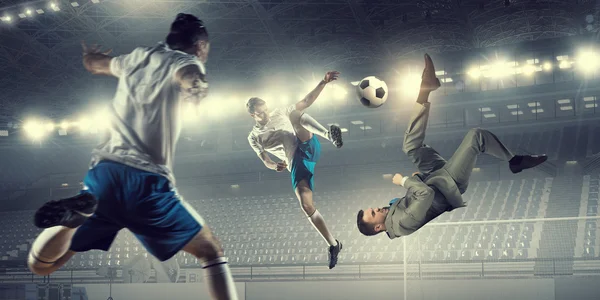 Empresário jogando bola — Fotografia de Stock