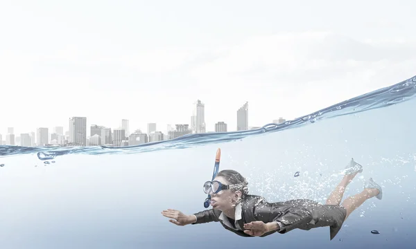 Empresária mergulhadora em máscara — Fotografia de Stock